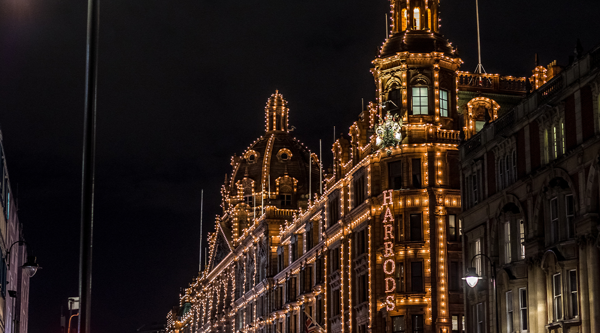 Admirez la magnifique façade illuminée de Harrods en décembre